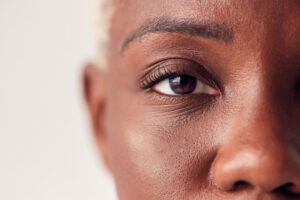 a woman focuses her eyes on a fixed point in an emdr therapy session